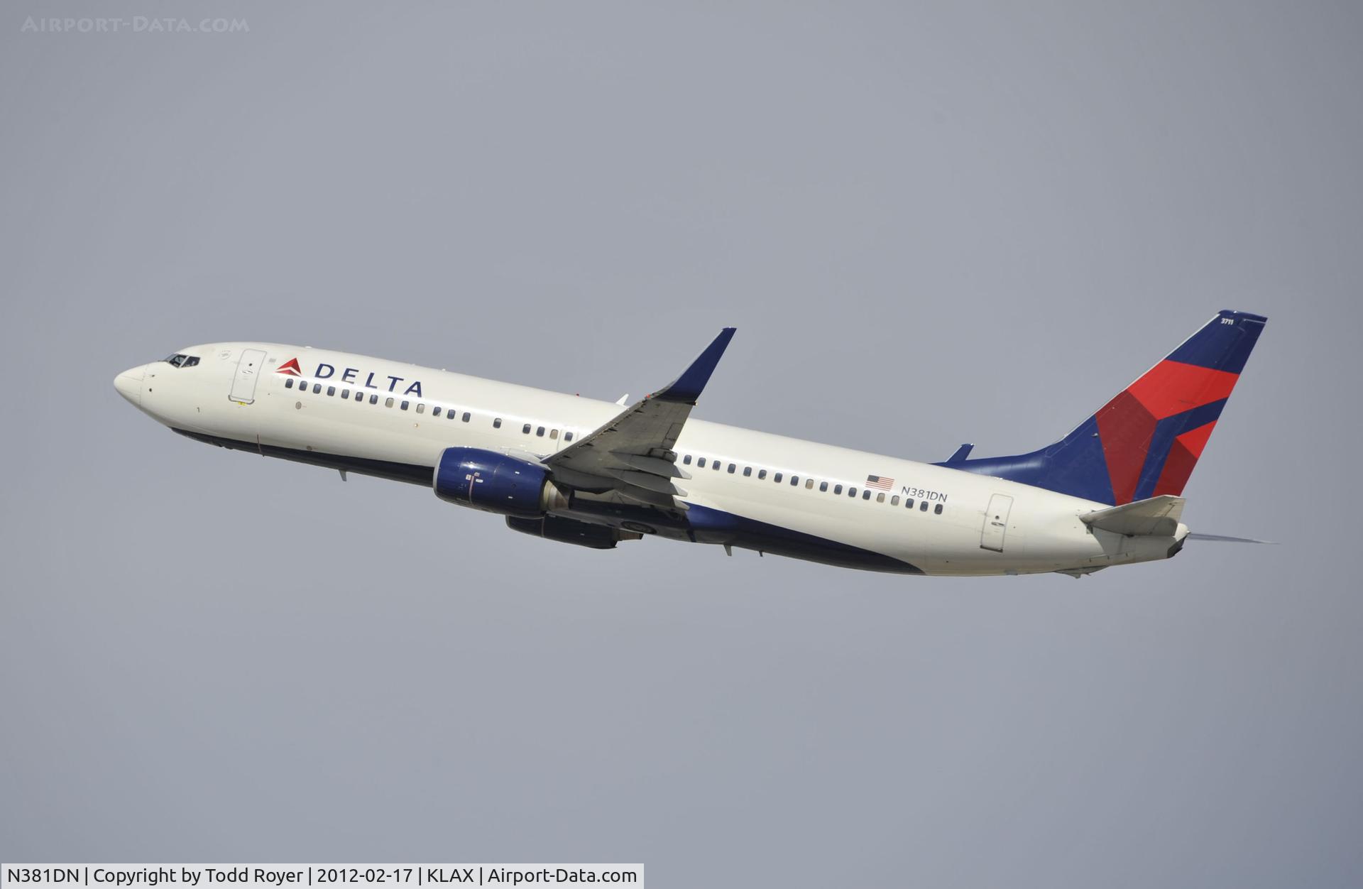 N381DN, 1999 Boeing 737-832 C/N 30350, Departing LAX on 25R