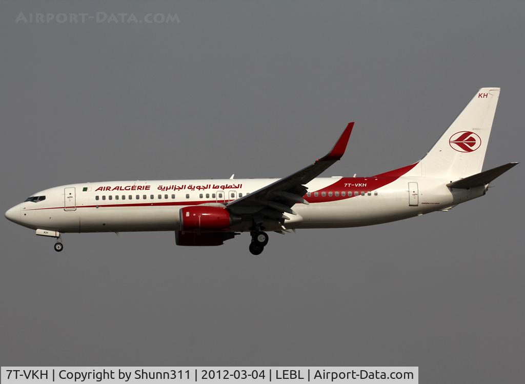 7T-VKH, 2011 Boeing 737-8D6 C/N 40862, Landing rwy 25R