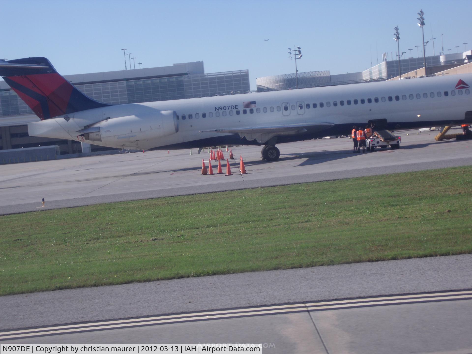 N907DE, 1992 McDonnell Douglas MD-88 C/N 53416, delta md-88