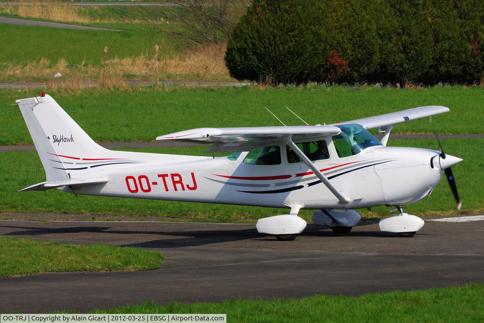 OO-TRJ, 1982 Reims F172P Skyhawk II C/N 17202140, Ready for landing