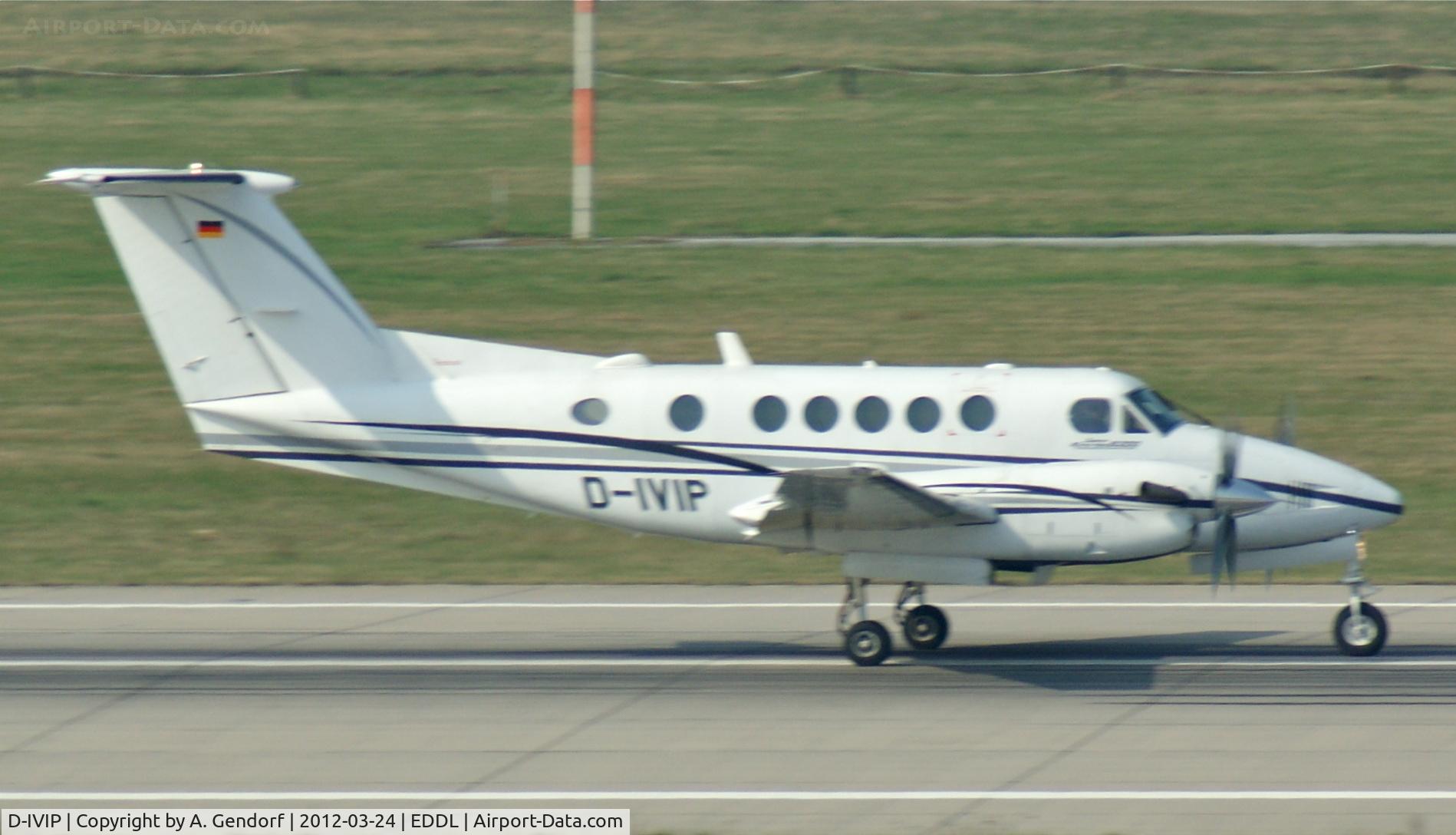 D-IVIP, 1999 Raytheon B200 King Air C/N BB-1672, VHM Schul- und Charterflug (untitled), is running down runway 05R at Düsseldorf Int´l (EDDL)
