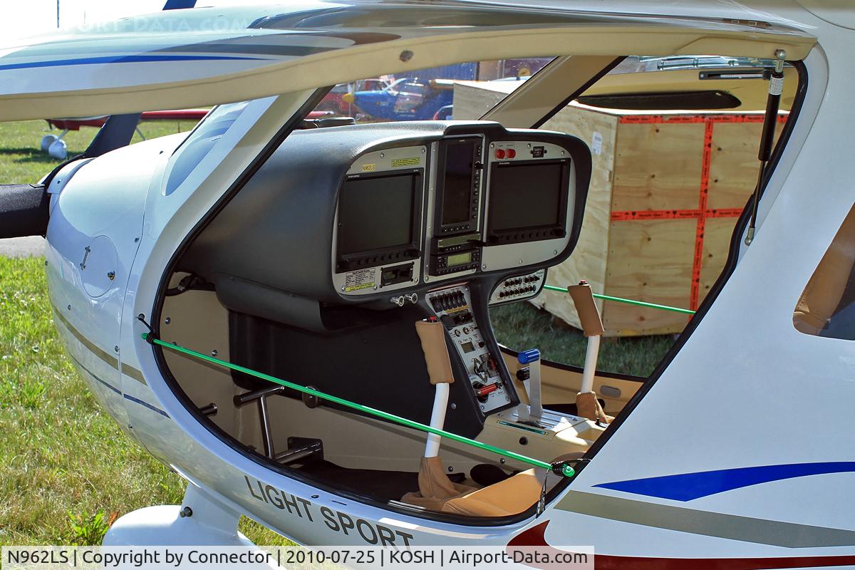 N962LS, Flight Design CTLS C/N F-10-02-06, EAA Airventure 2010.