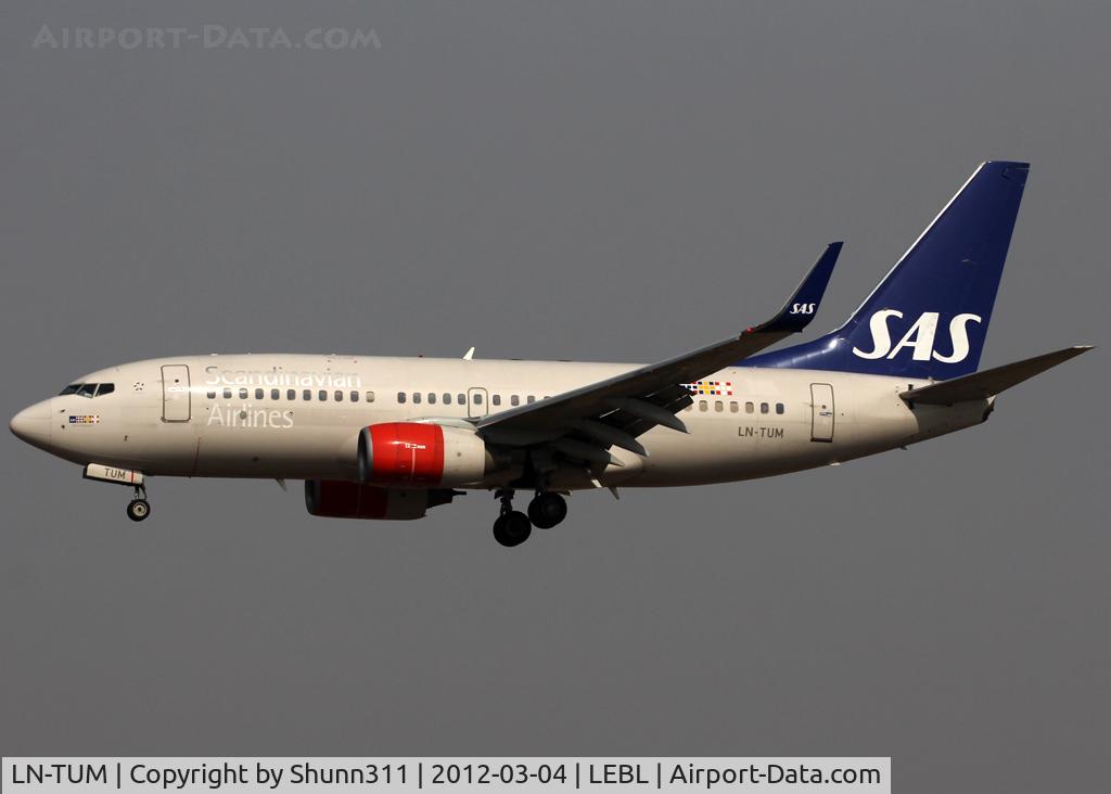 LN-TUM, 2002 Boeing 737-705 C/N 29098, Landing rwy 25R