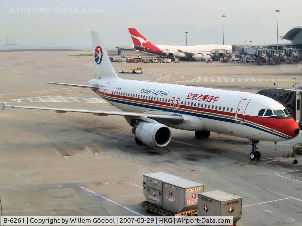 B-6261, 2005 Airbus A320-214 C/N 2606, Parking for the gate