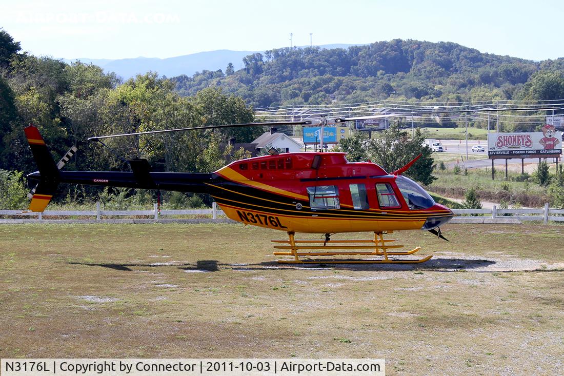 N3176L, 1983 Bell 206L-1 LongRanger II C/N 45648, Waiting for another scenic flight.