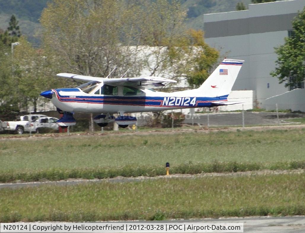 N20124, 1977 Cessna 177B Cardinal C/N 17702631, Almost touching down on 26L