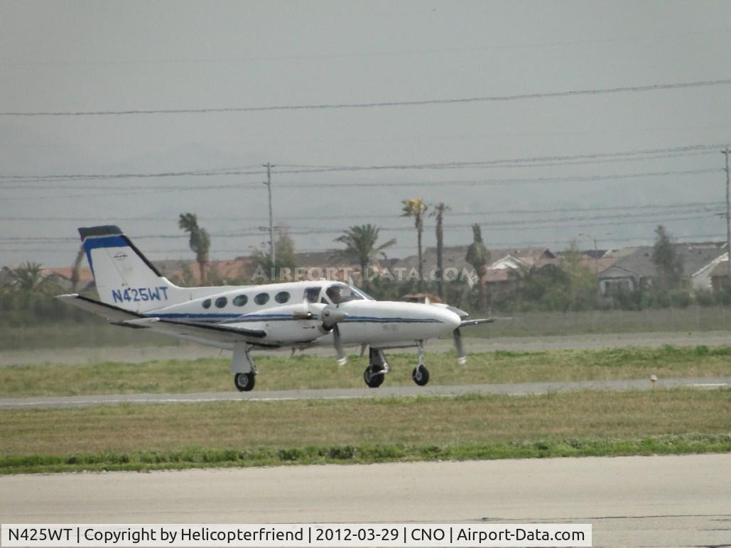 N425WT, 1983 Cessna 425 Conquest I C/N 425-0175, Rolling westbound 26R for take off