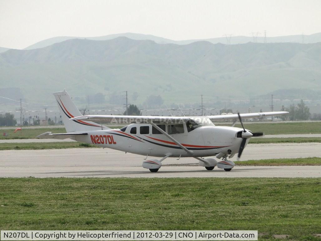 N207DL, 1981 Cessna T207A C/N 20700712, Taxiing towards the hangers after landing