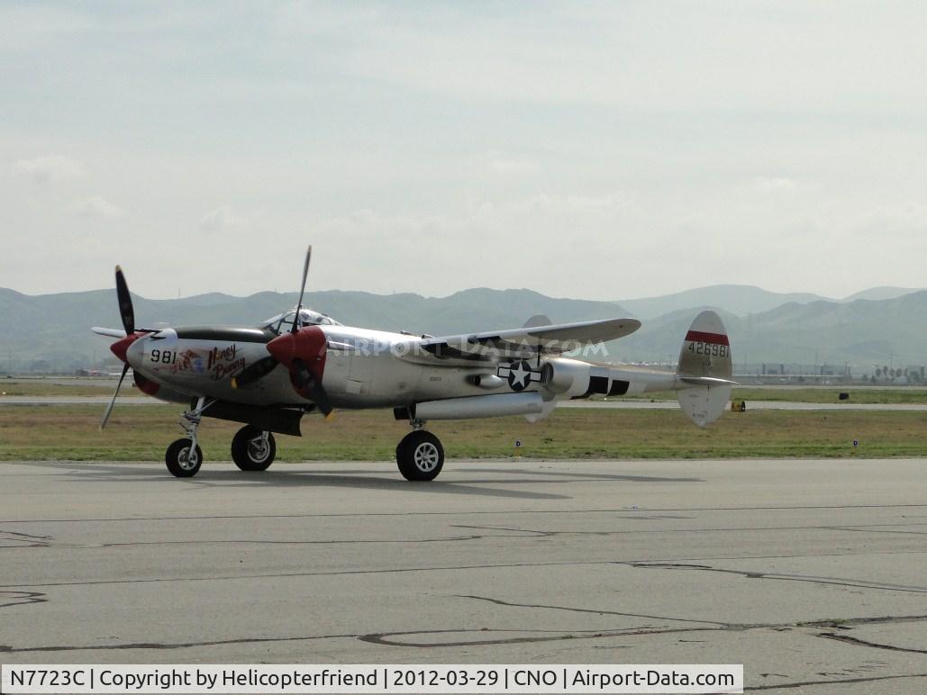 N7723C, 1944 Lockheed P-38L-5 Lightning C/N 7985, Taxiing to runway 26