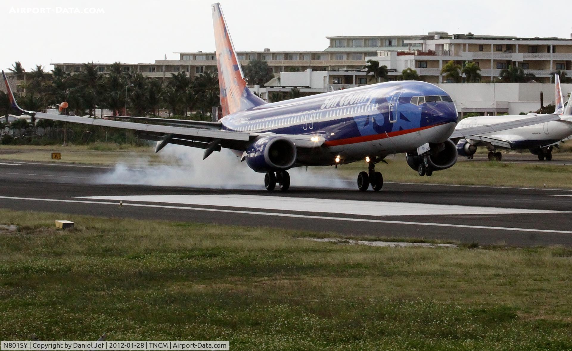 N801SY, 2001 Boeing 737-8Q8 C/N 30332, N801SY