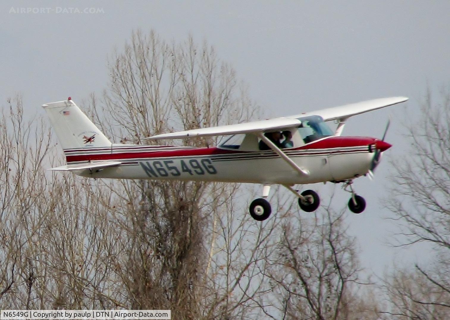 N6549G, 1970 Cessna 150L C/N 15072049, Landing at Downtown Shreveport.