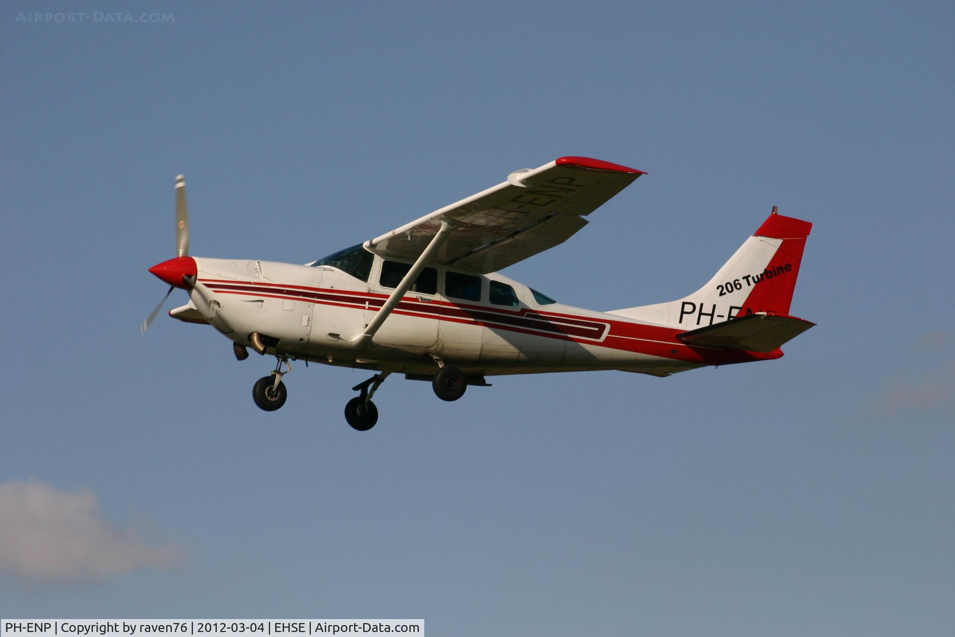 PH-ENP, 1980 Cessna U206G Stationair 6 Stationair C/N U206-05848, Going back up with para's at Seppe Airport