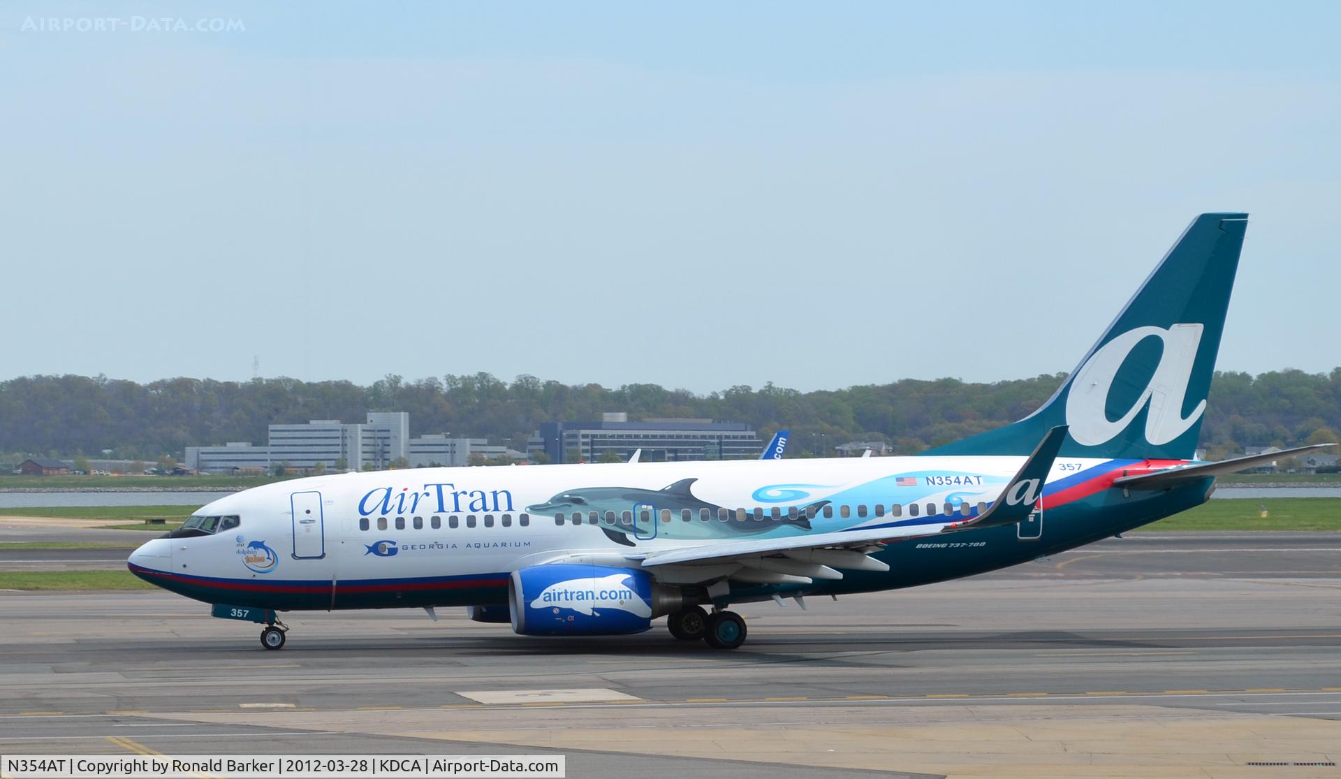 N354AT, 2009 Boeing 737-7BD C/N 36725, Taxi DCA