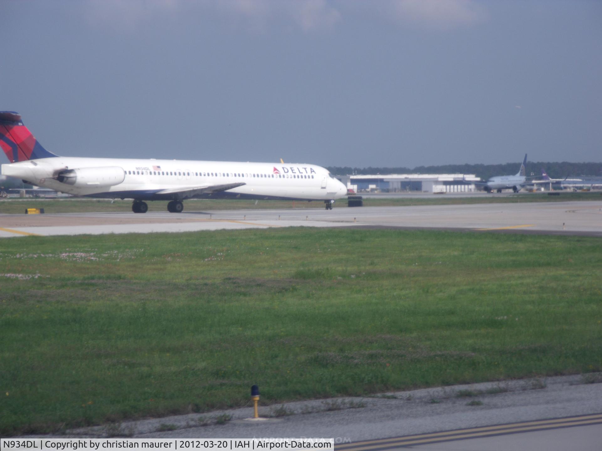 N934DL, 1989 McDonnell Douglas MD-88 C/N 49721, MD-88 at Runway 15L