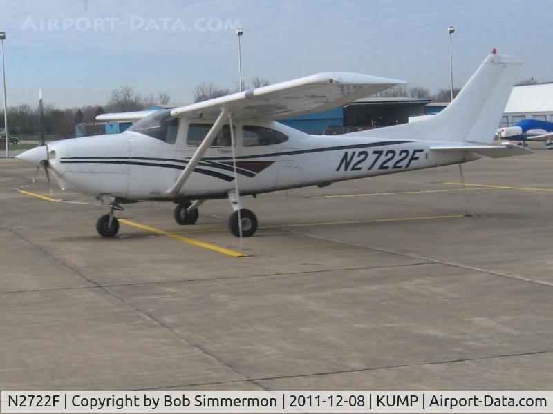 N2722F, 1998 Cessna 182S Skylane C/N 18280352, On the ramp at Indy Metro