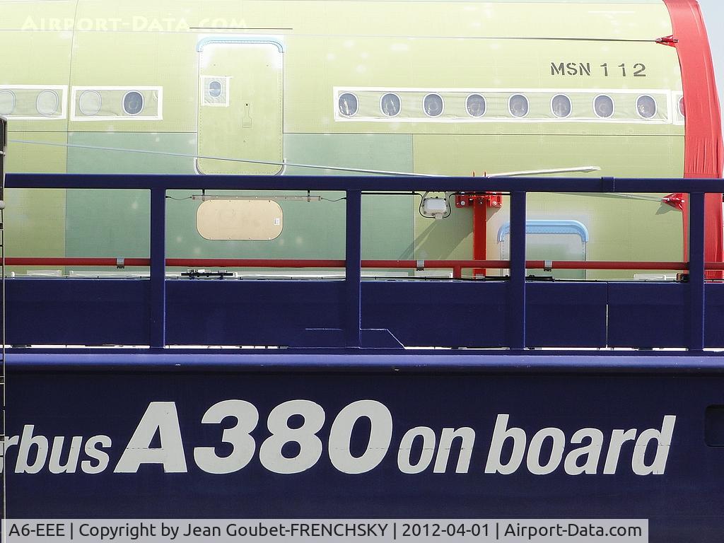A6-EEE, 2012 Airbus A380-861 C/N 112, déchargement au port de Pauillac pour la descente de la Garonne vers Langon puis Toulouse.