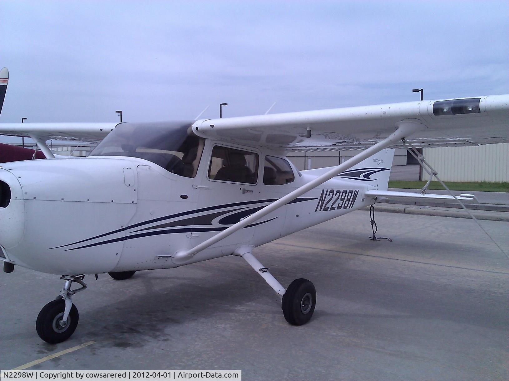 N2298W, 2005 Cessna 172S C/N 172S9968, At RDU on the Tac Air ramp.