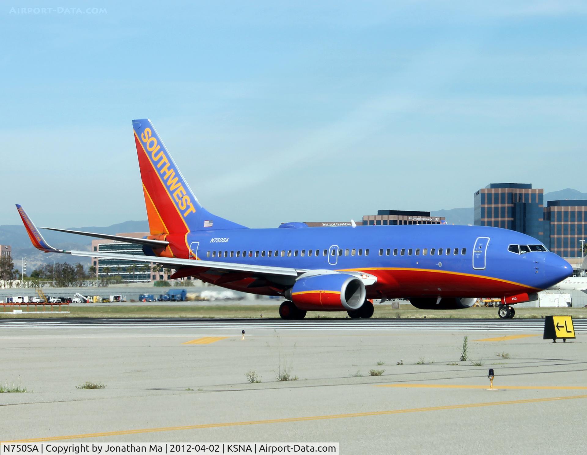 N750SA, 1999 Boeing 737-7H4 C/N 29802, Lining up on 19R