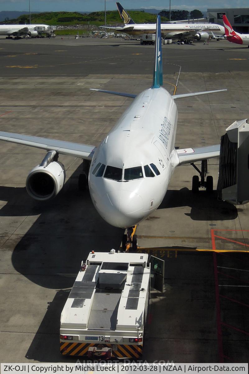 ZK-OJI, 2004 Airbus A320-232 C/N 2297, At Auckland