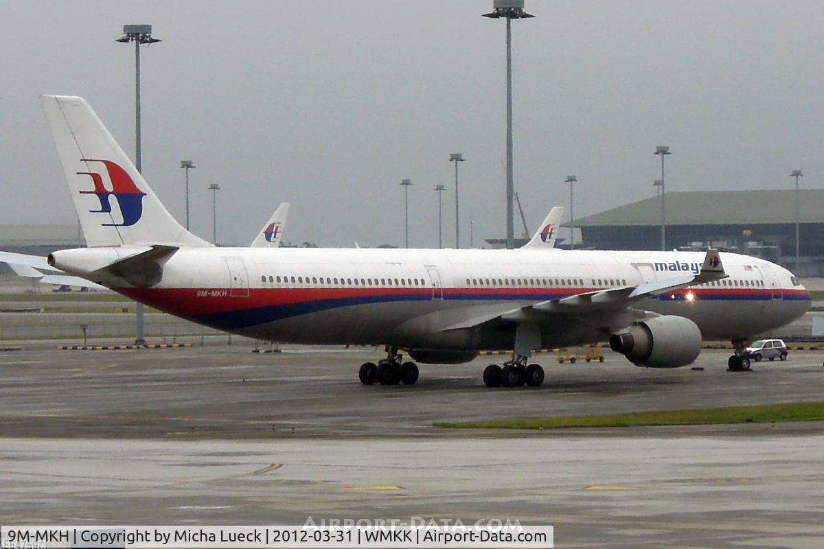 9M-MKH, Airbus A330-322 C/N 110, At Kuala Lumpur