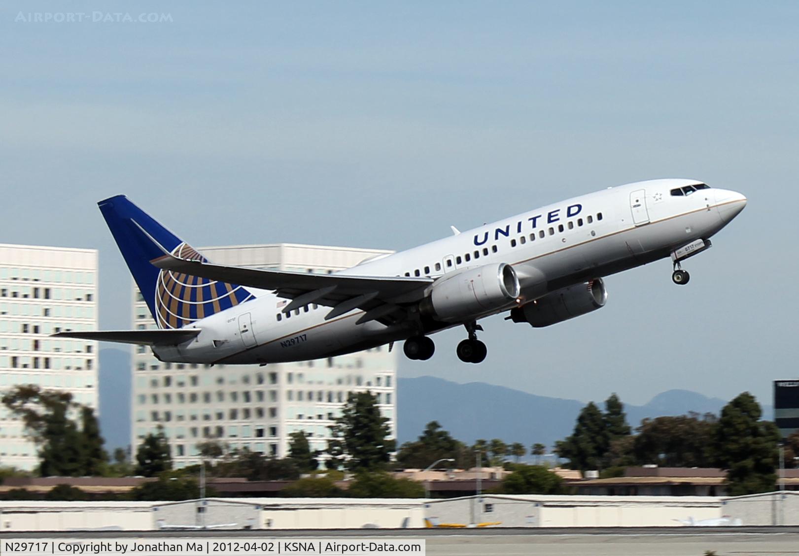 N29717, 1999 Boeing 737-724 C/N 28936, United 737 rockets off of 19R
