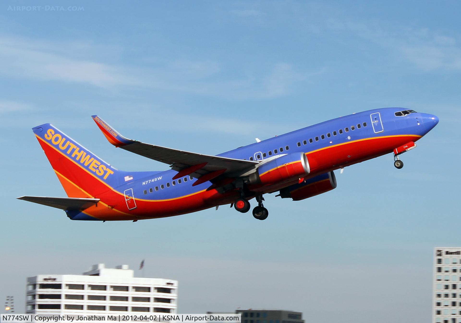 N774SW, 2000 Boeing 737-7H4 C/N 27882, Southwest 774 rockets out from 19R