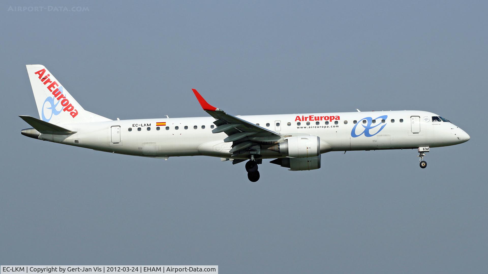 EC-LKM, 2011 Embraer 195LR (ERJ-190-200LR) C/N 19000425, About to land rw06