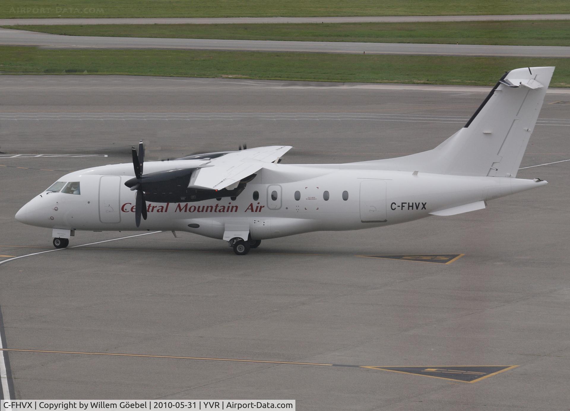 C-FHVX, 1998 Dornier 328-100 C/N 3094, Taxi to his place on the platform