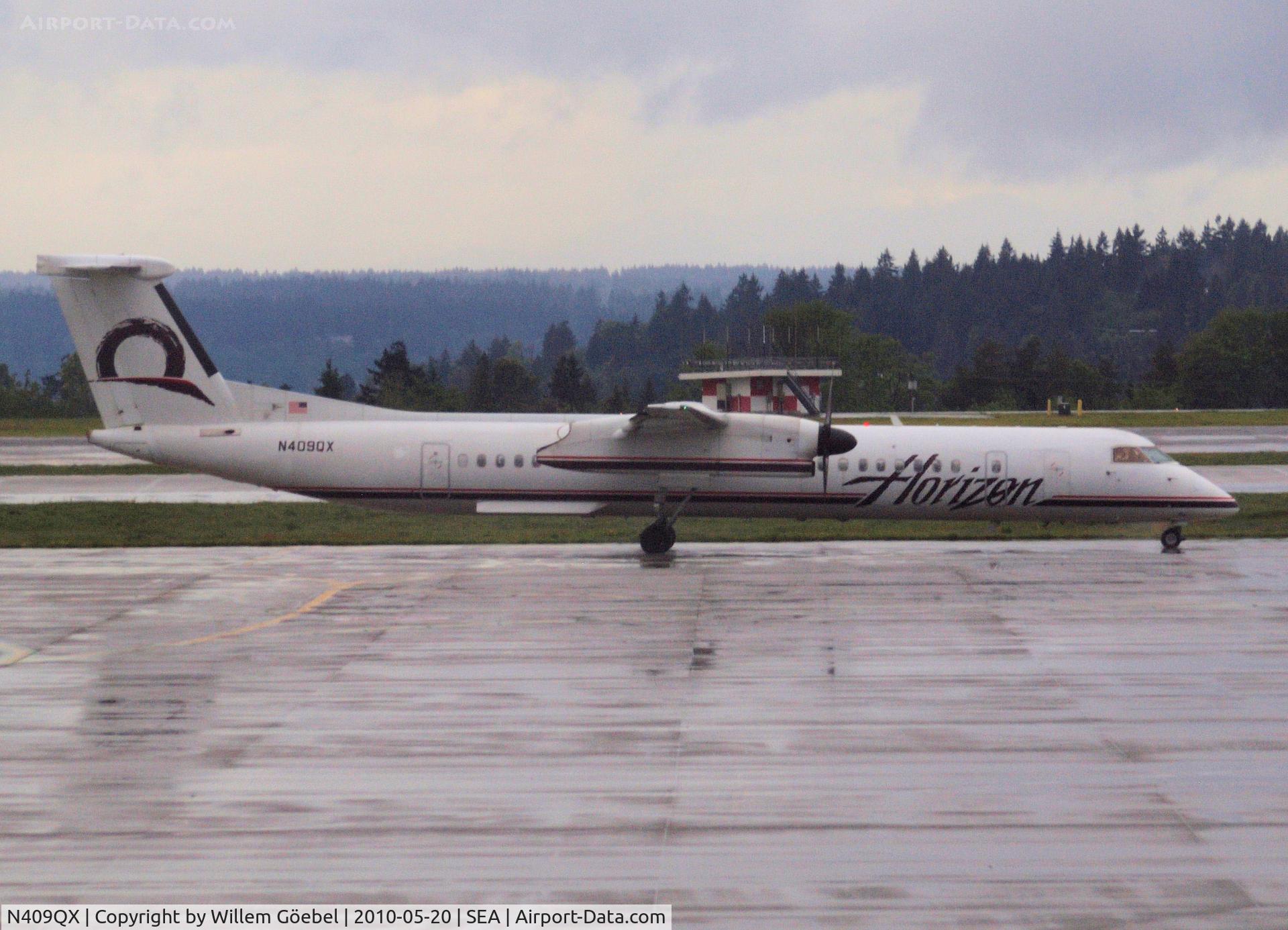 N409QX, 2001 Bombardier DHC-8-402 Dash 8 C/N 4051, Taxi to the runway of Seattle Airport