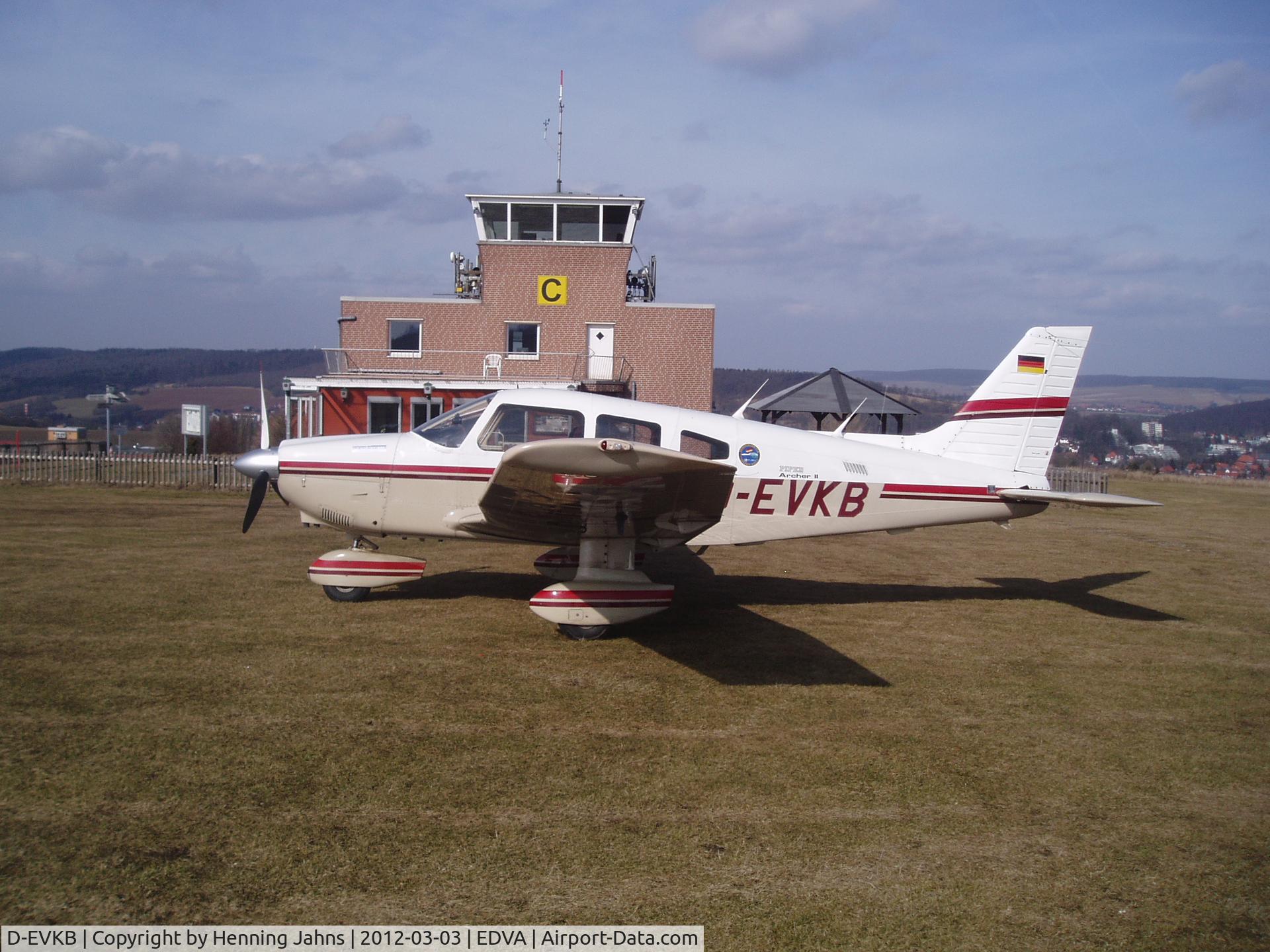 D-EVKB, Piper PA-28-181 Archer II C/N 28-8390054, D-EVKB des Sportfliegerclub Gandersheim-Seesen auf dem Verkehrslandeplatz Bad Gandersheim / EDVA
