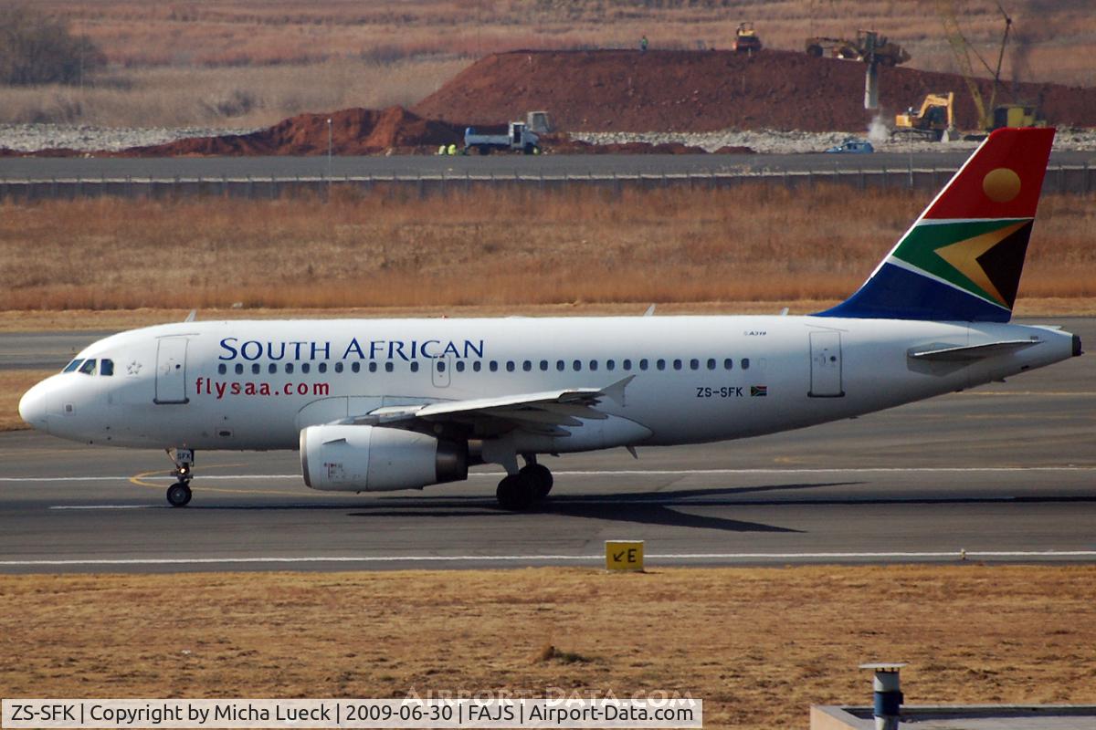 ZS-SFK, 2005 Airbus A319-131 C/N 2418, At Jo'burg