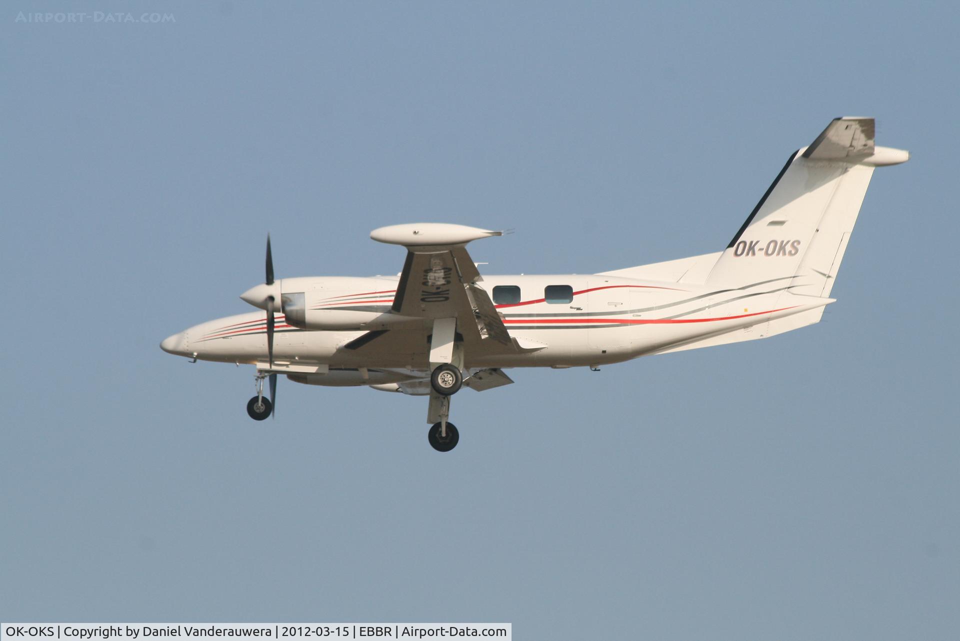 OK-OKS, 1985 Piper PA-42-1000 Cheyenne IV C/N 42-5527022, Descending to RWY 25L