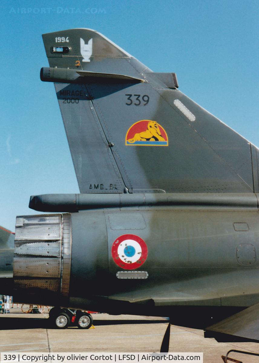 339, Dassault Mirage 2000N C/N 275, Tail close-up view : note the temporary marking on the top. This means this squadron is the 1994 comet cup. A competition between all the strategic units of the french air Force.