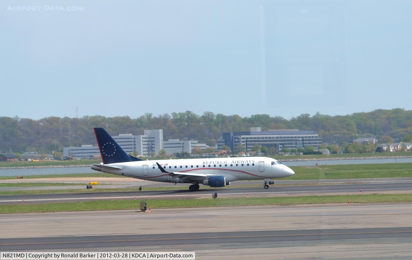 N821MD, 2004 Embraer 170SU (ERJ-170-100SU) C/N 17000042, Landing DCA