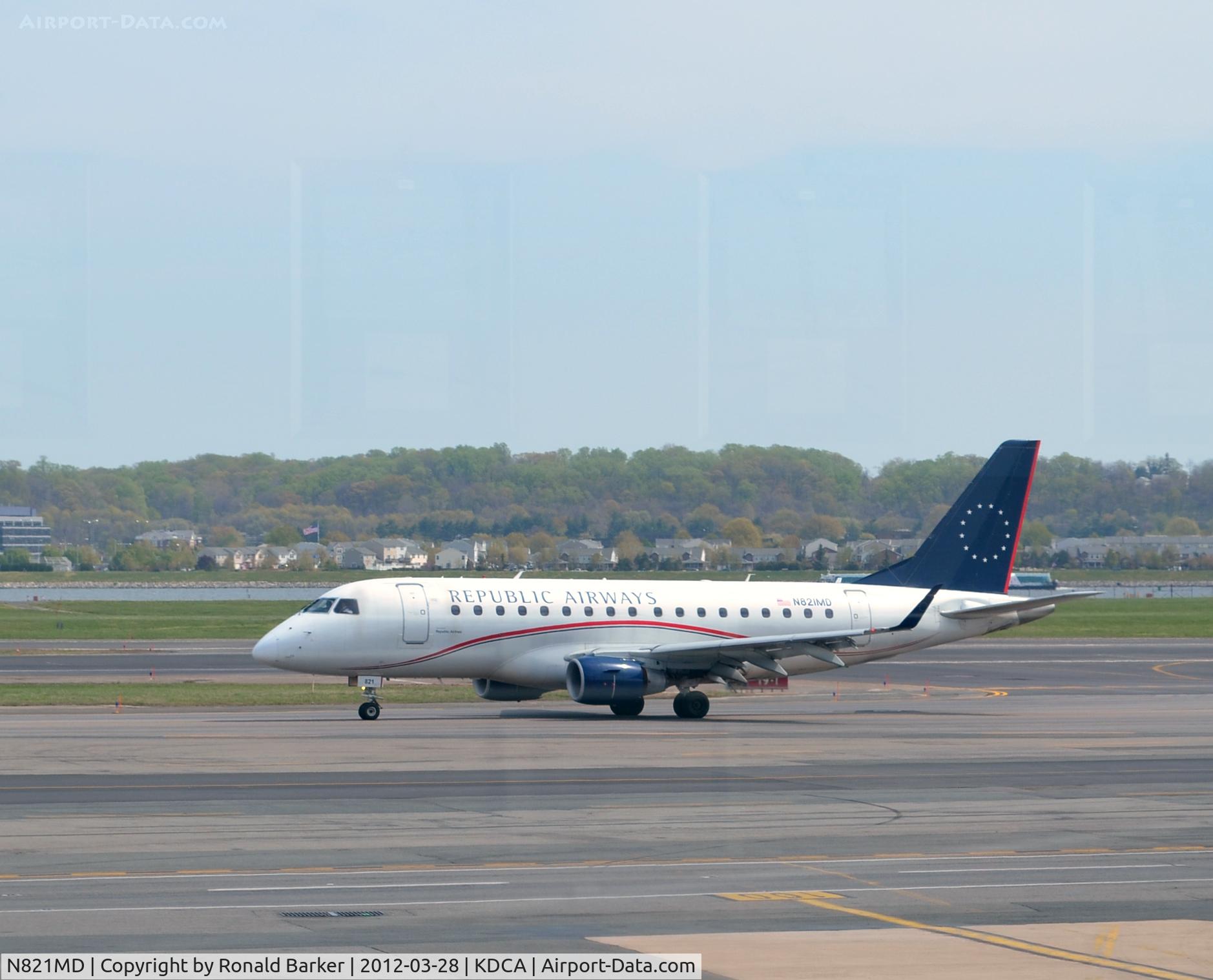 N821MD, 2004 Embraer 170SU (ERJ-170-100SU) C/N 17000042, Taxi DCA
