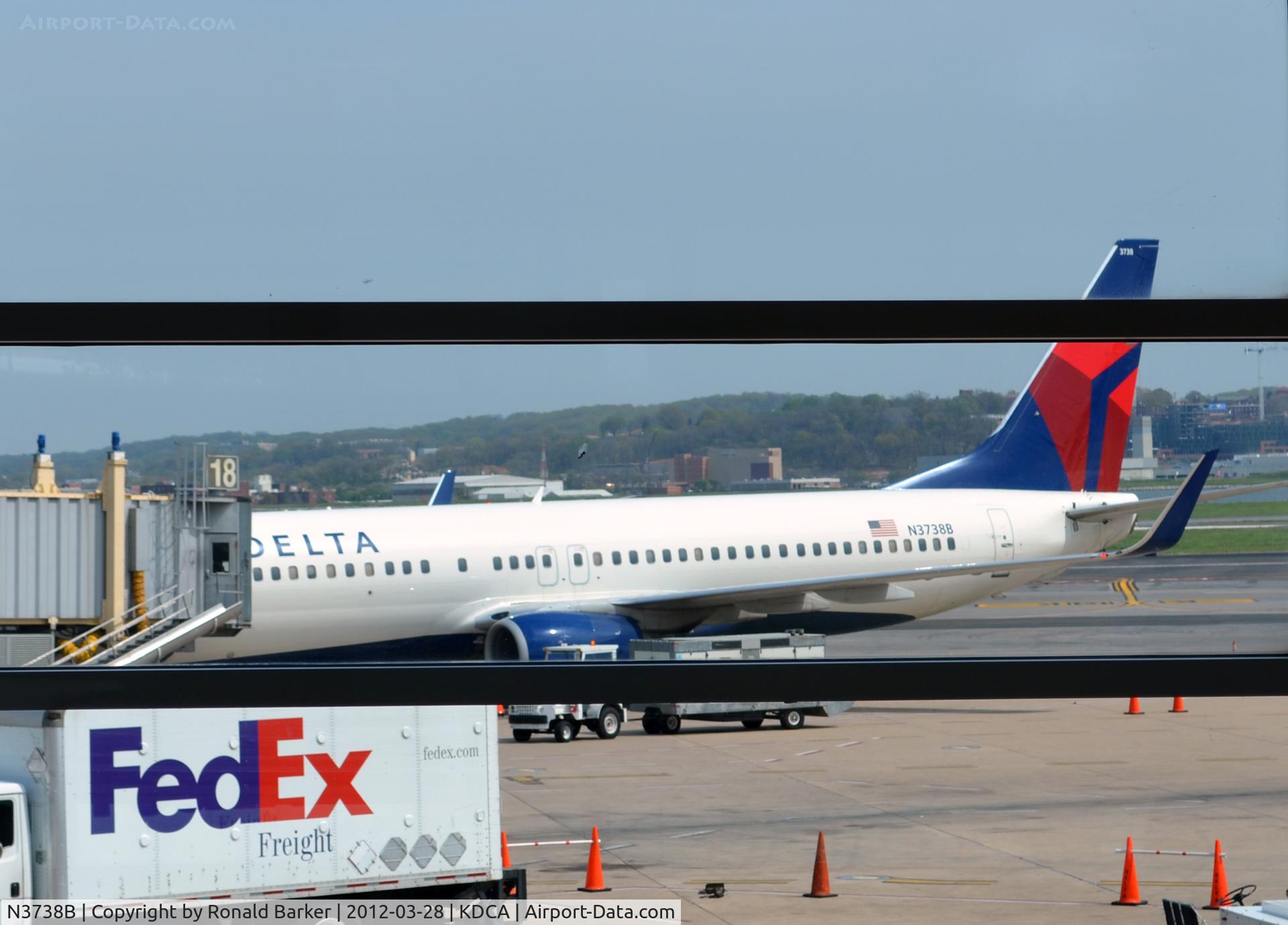 N3738B, 2000 Boeing 737-832 C/N 30382, DCA, VA
