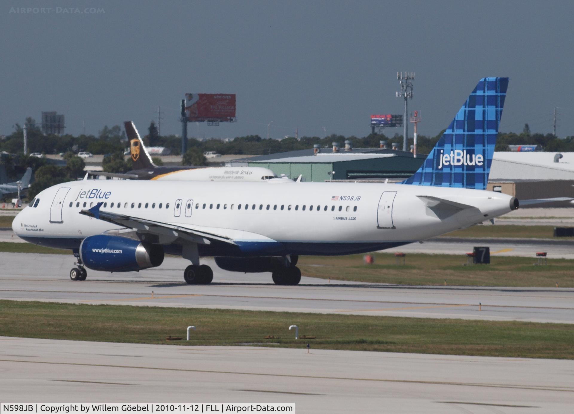 N598JB, 2004 Airbus A320-232 C/N 2314, Taxi to the gate of FLL airport