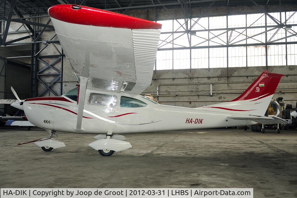 HA-DIK, Cessna 182K Skylane C/N 18258466, In teh Budaörs hangar