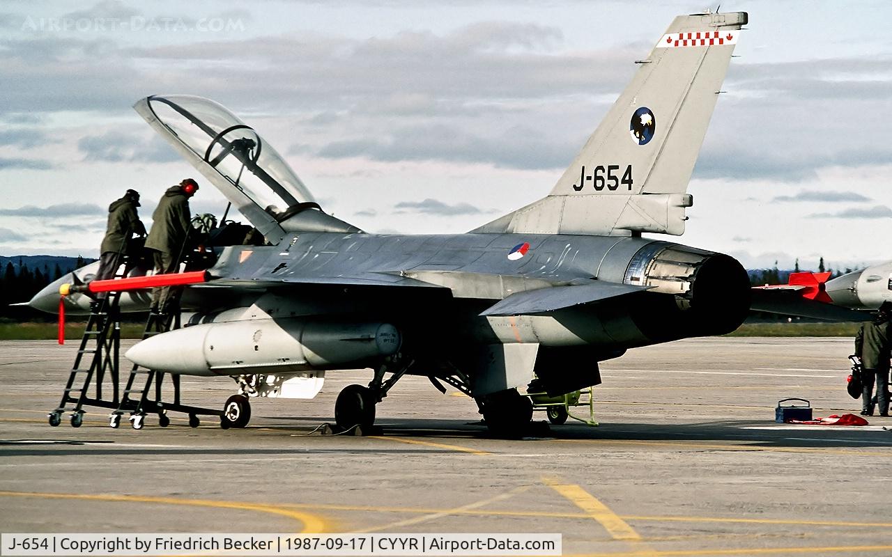 J-654, General Dynamics F-16B Fighting Falcon C/N 6E-19, flightline at CFB Goose Bay