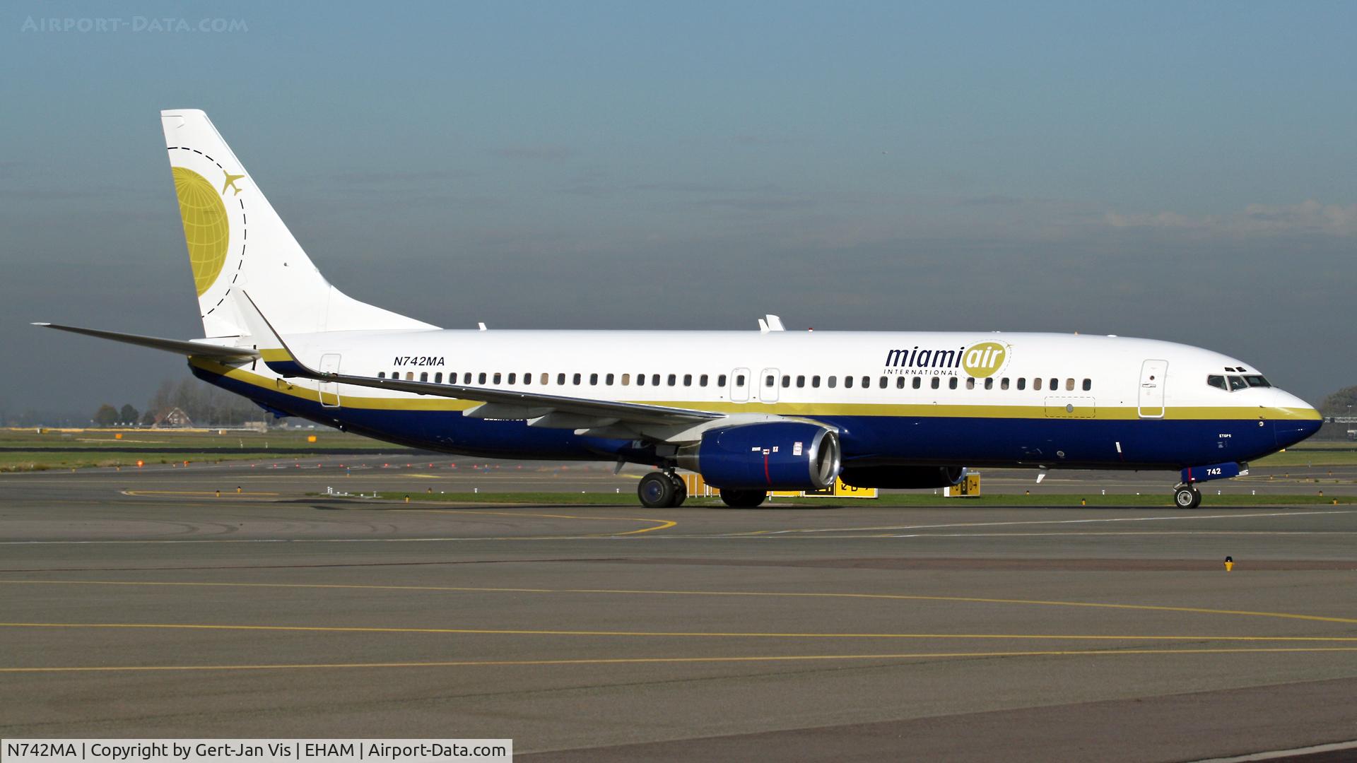 N742MA, 2001 Boeing 737-83N C/N 30675, Taxiing by