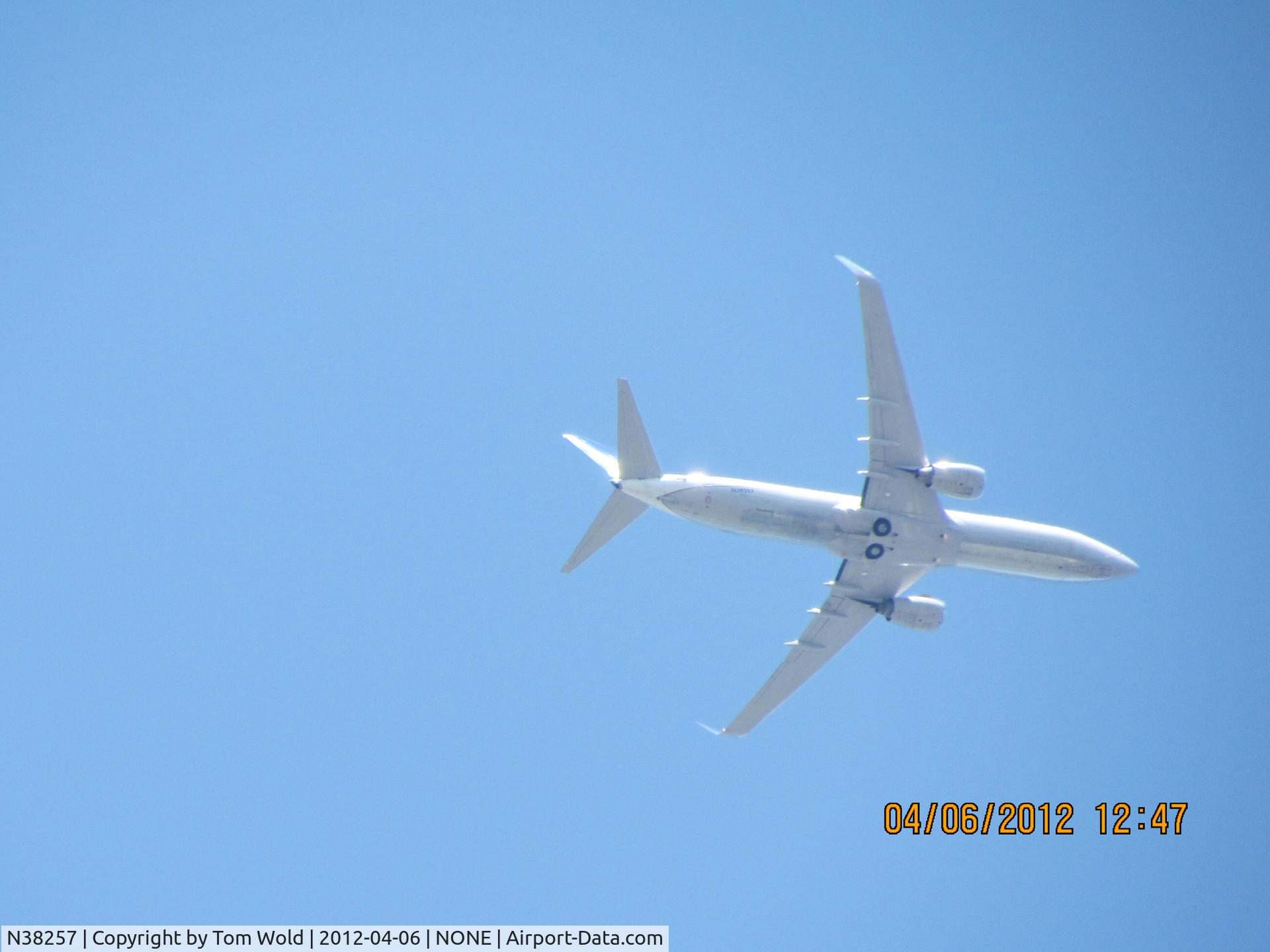 N38257, 2000 Boeing 737-824 C/N 30612, Took this photo of United Boeing 737 flying over the Arden Arcade area in Sacramento Ca at 12:47 pm on 04/06/2012