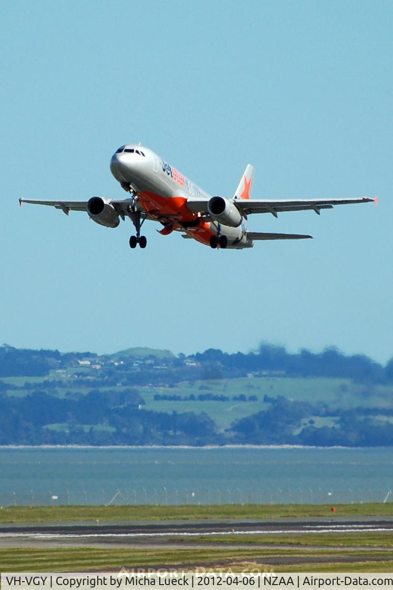 VH-VGY, 2010 Airbus A320-232 C/N 4177, At Auckland