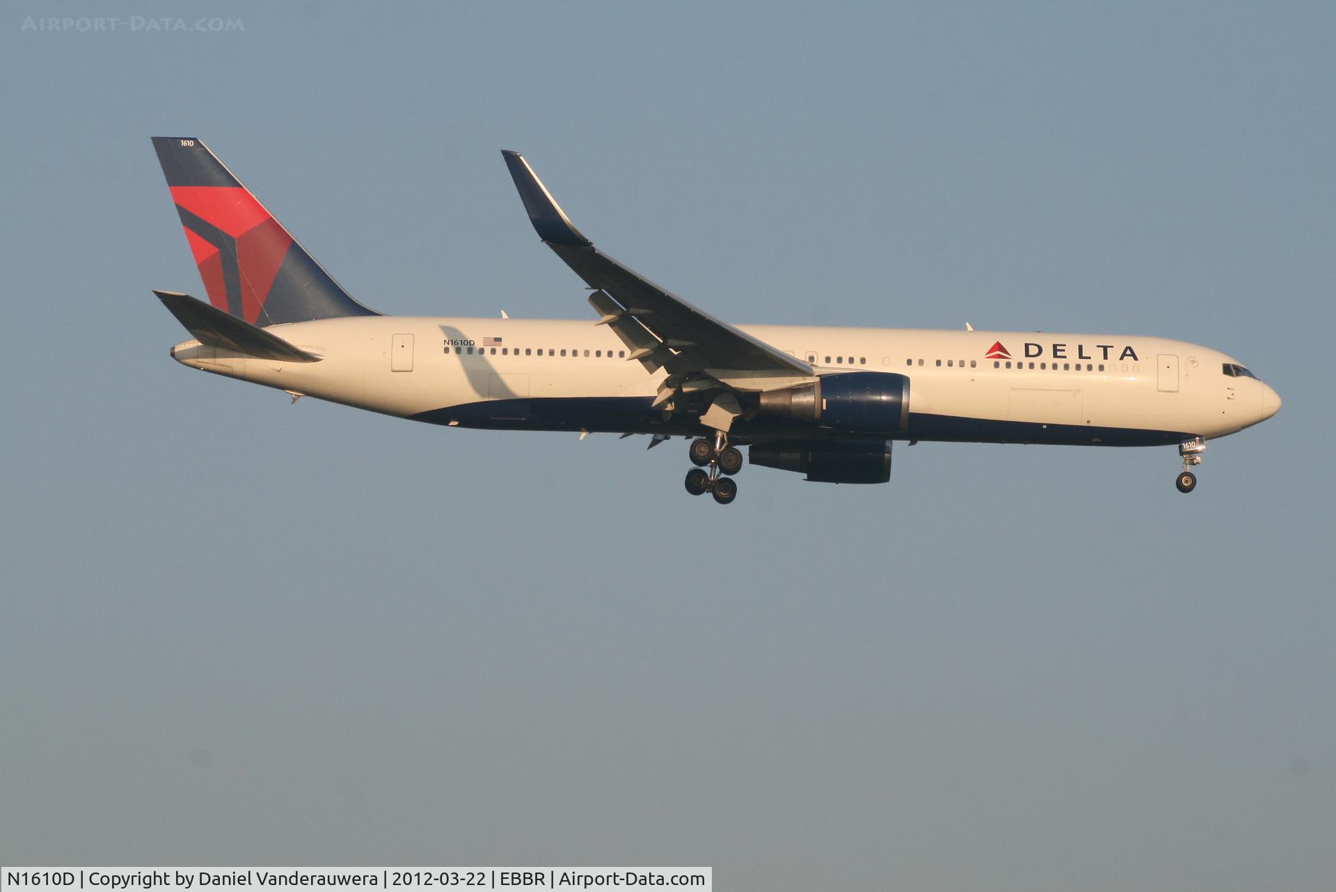 N1610D, 2000 Boeing 767-332 C/N 30594, Early arrival of flight DL140 to RWY 02