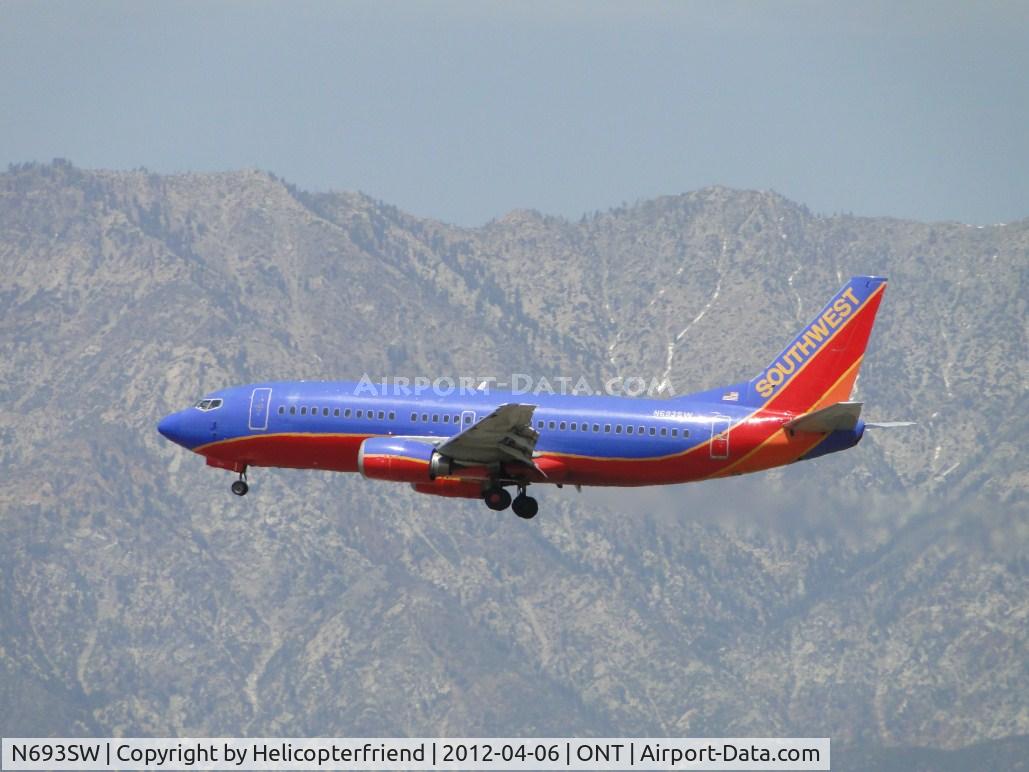 N693SW, 1985 Boeing 737-317 C/N 23174, Left the birds and is approaching the outer fence