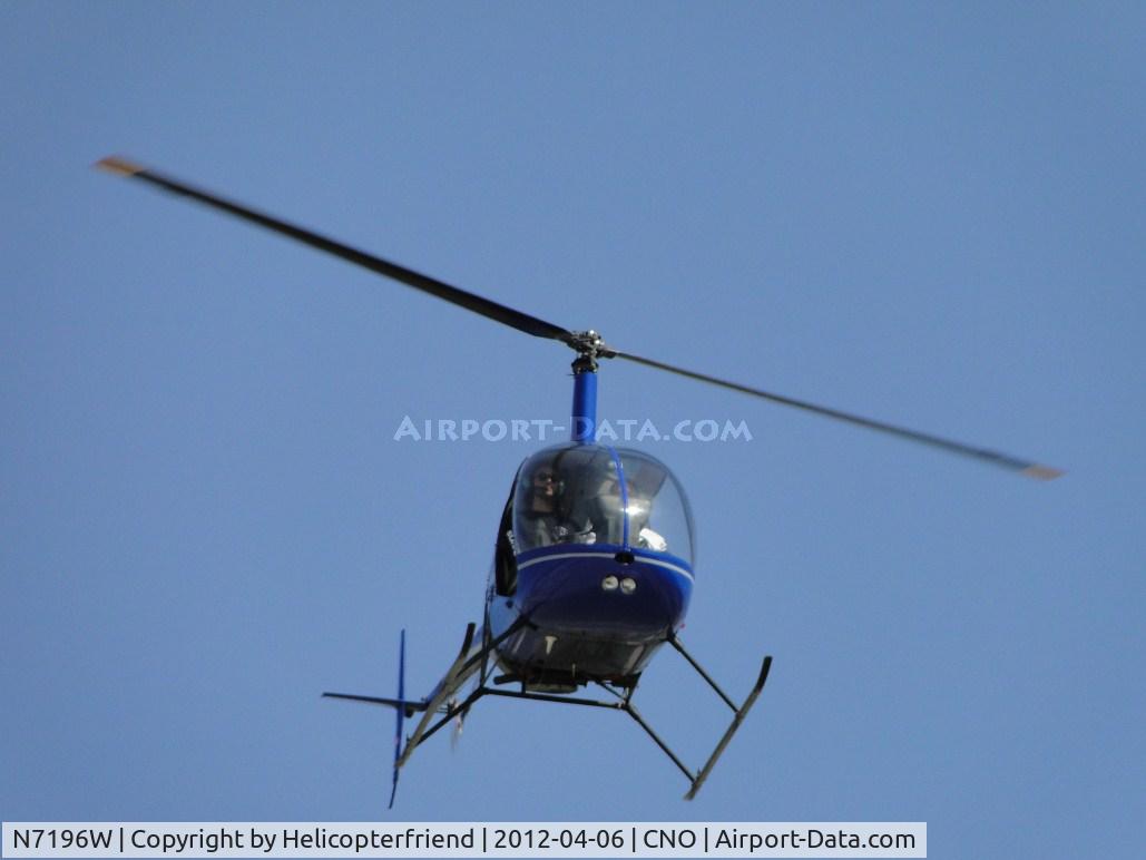 N7196W, 2000 Robinson R22 BETA C/N 3140, Shooting landings north of 26R