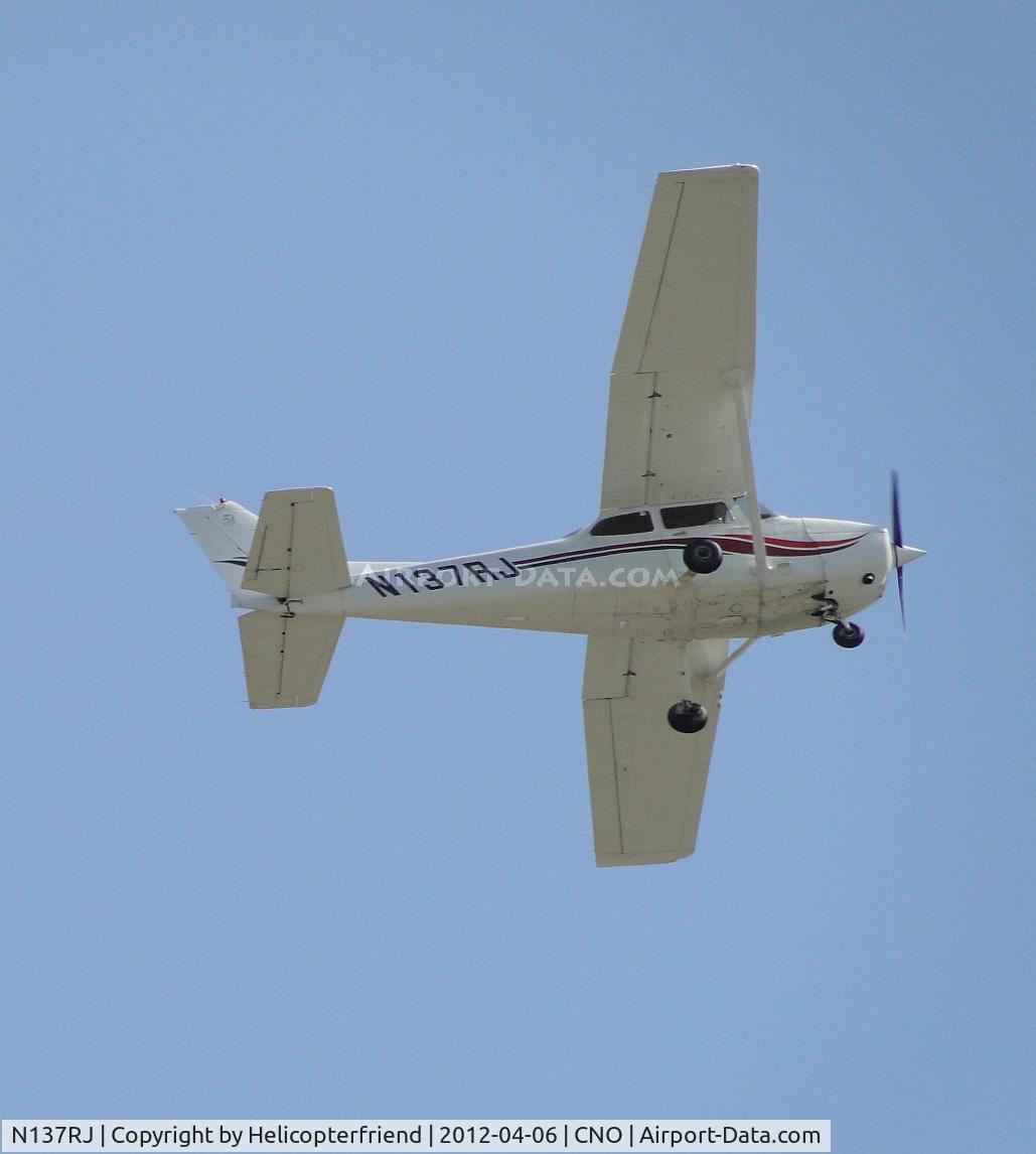 N137RJ, 1999 Cessna 172S C/N 172S8296, Flying by