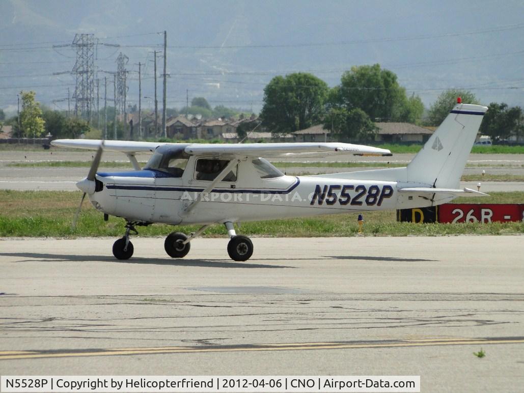 N5528P, 1981 Cessna 152 C/N 15284968, Taxiing
