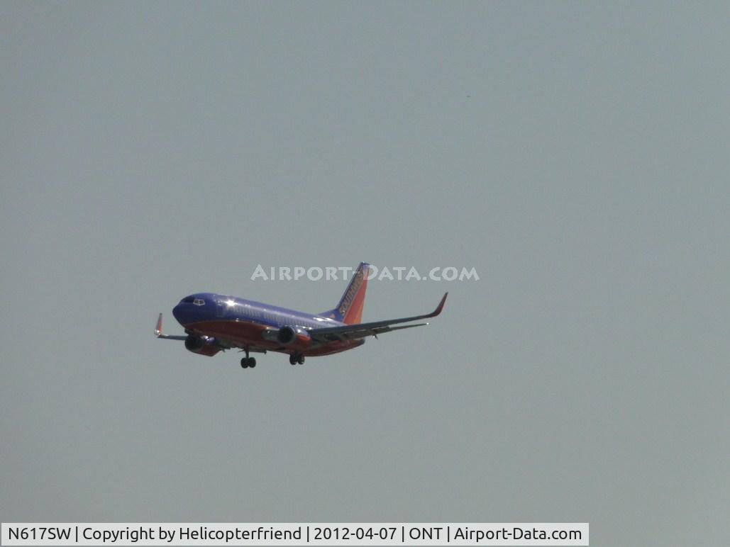N617SW, 1995 Boeing 737-3H4 C/N 27700, 1/2 mile final for 26R
