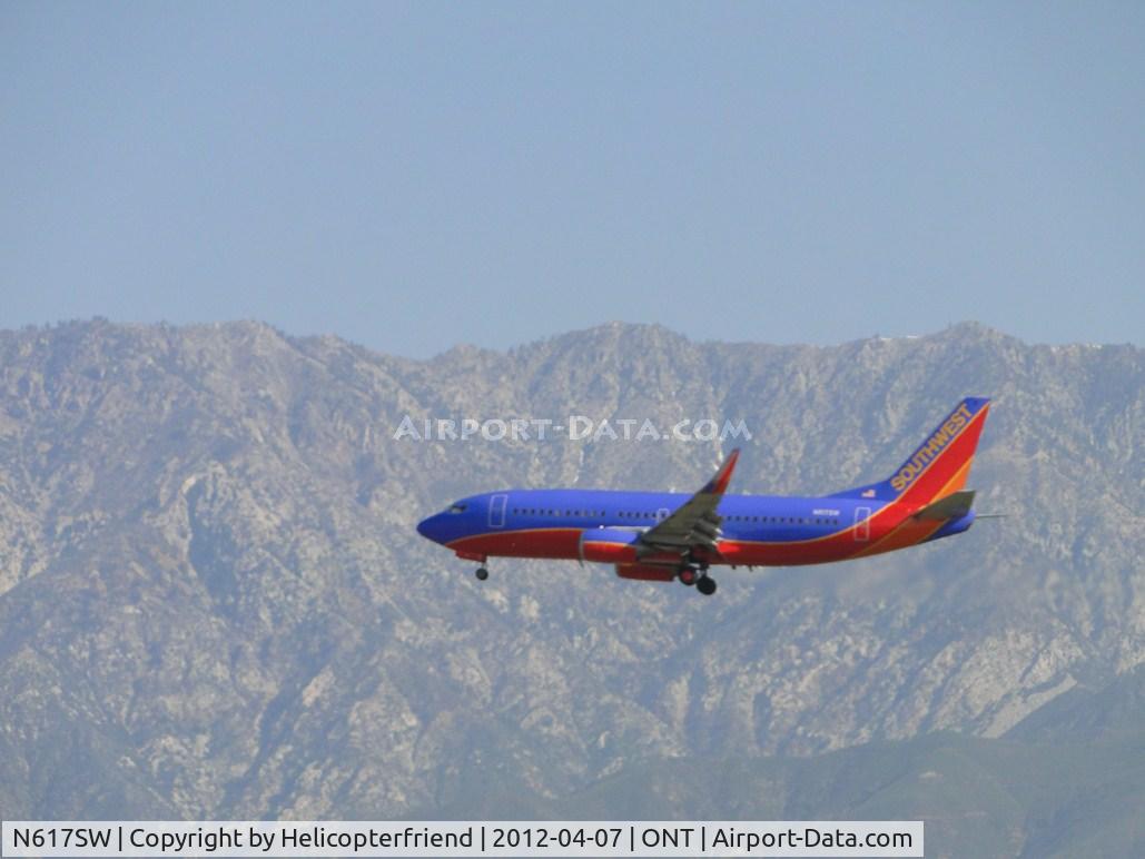 N617SW, 1995 Boeing 737-3H4 C/N 27700, Approaching the outer fence