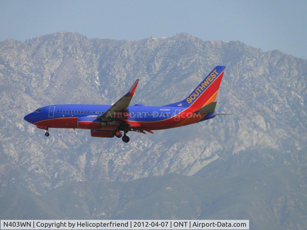 N403WN, 2001 Boeing 737-7H4 C/N 29815, Approaching the outer fence